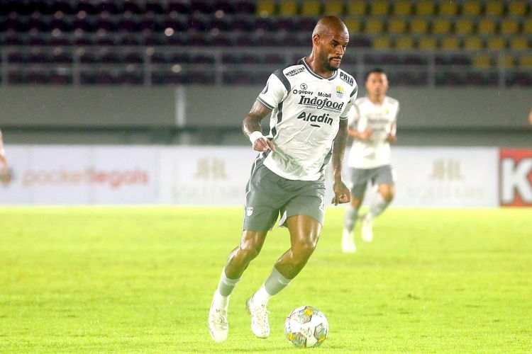 Pemain Persib Bandung David da Silva menggiring bola saat pertandingan pekan ke-14 Liga 1 2022-2023 melawan Dewa United yang berakhir dengen skor 1-1 di Stadion Manahan Solo, Rabu (14/12/2022) malam WIB.