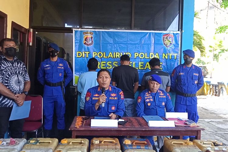 Foto : Dirpolairud Polda NTT, Kombes Pol Nyoman Budiarja memberikan keterangan pers di Markas Unit Polairud Manggarai Barat, Rabu (28/9/2022) 