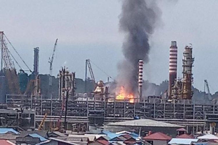 Kebakaran di area kilang PT Pertamina (Persero) pada area RU V Pertamina Balikpapan, Jumat (4/3/2022). 

