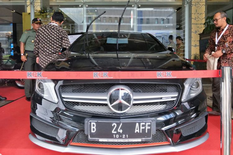 Mobil Mercedes Bens milik mantan Auditor BPK Ali Sadli yang dilelang oleh KPK pada kegiatan peringatan Hari Anti Korupsi Dunia di Hotel Bidakara, Selasa (4/12/2018). 