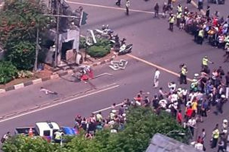 Suasana di perempatan Sarinah setelah terdengar ledakan, Kamis (14/1/2016) pagi.