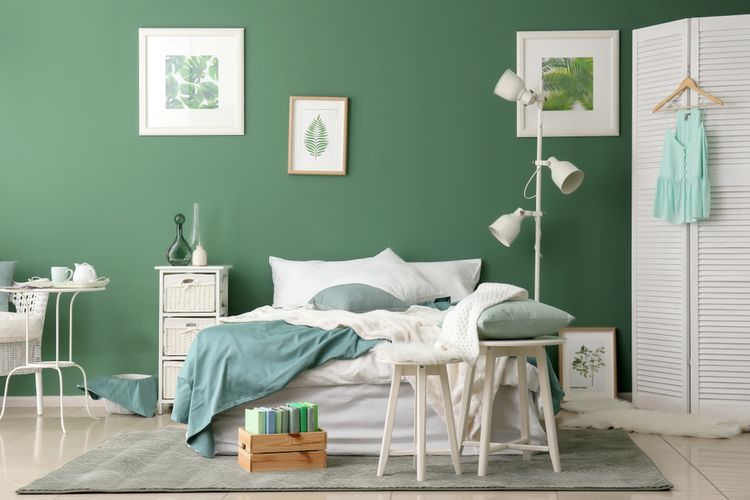 Ilustrasi kamar tidur dengan warna cat dinding hijau. 