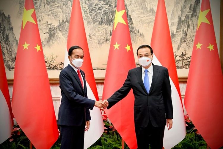 Indonesia's President Joko Widodo (L) and China's Prime Minister Li Keqiang (R) shaking hands during the bilateral meeting at Villa 5 Diaoyutai State Guesthouse in Beijing on Tuesday, July 26, 2022.  