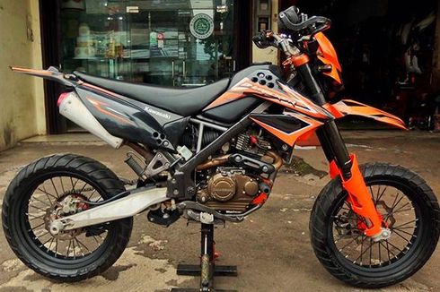 Plus Minus Pakai Supermoto di Musim Hujan, Nyiprat Sampai ke Badan