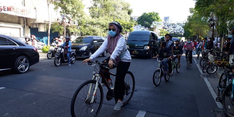 Sejumlah warga sedang mengayuh sepeda di Jalan Tunjungan, Surabaya, Jawa Timur, Minggu (28/6/2020). Ruas Jalan Tunjungan ramai dikunjungi pesepeda seiring meningkatnya warga bersepeda di tengah pandemi Covid-19. 