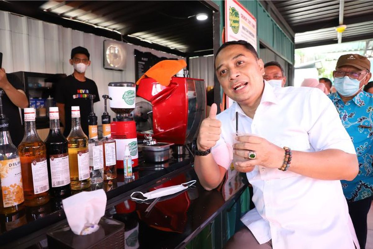 Wali Kota Surabaya Eri Cahyadi saat mengunjungi pelaku UMKM. 

