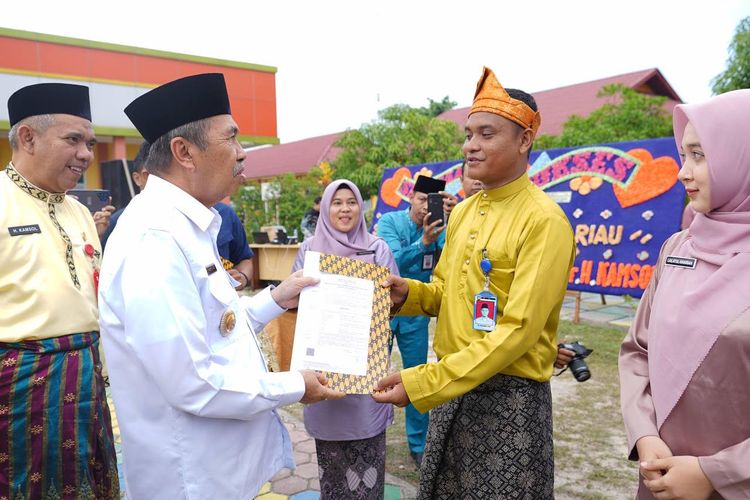 Gubernur Syamsuar serahkan SK PPPK untuk para guru di Rokan Hulu, Provinsi Riau.