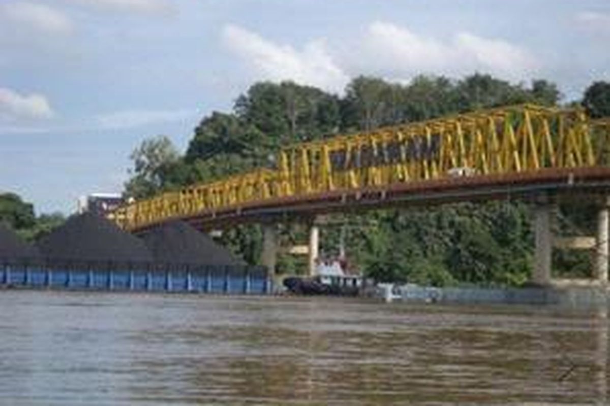 Jembatan Mahakam yang terdapat di atas Sungai Mahakam