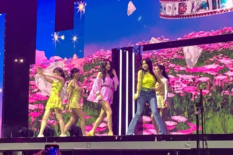 Girl group Red Velvet membawakan total empat lagu, termasuk lagu baru Feel My Rhythm yang dirilis dalam 2022 dalam acara Allo Bank Festival 2022, di Istora Senayan, Jakarta Pusat, Sabtu (21/5/2022).