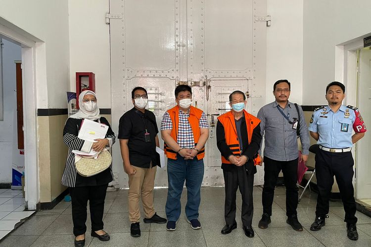 Jaksa KPK mengeksekusi dua pengusaha penyuap hakim agung, Heryanto Tanaka dan Ivan Dwi Kusuma Sujanto ke Lapas Sukamiskin, Bandung, Jawa Barat, Jumat (4/8/2023).