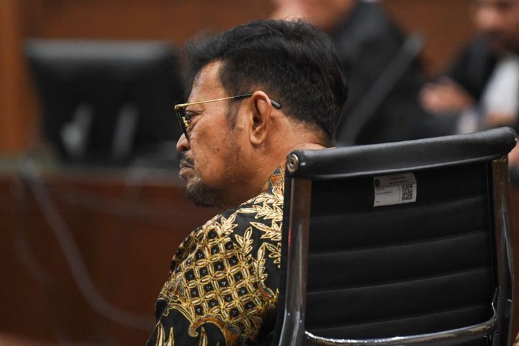 Terdakwa Mantan Menteri Pertanian Syahrul Yasin Limpo mengikuti jalannya sidang pembacaan tuntutan kasus dugaan korupsi di Kementerian Pertanian periode 2020-2023 di Pengadilan Tipikor, Jakarta, Jumat (28/6/2024). Jaksa Penuntut Umum menuntut Syahrul Yasin Limpo pidana penjara 12 tahun dan denda Rp500 juta subsider pidana kurungan enam bulan. ANTARA FOTO/M Risyal Hidayat/YU