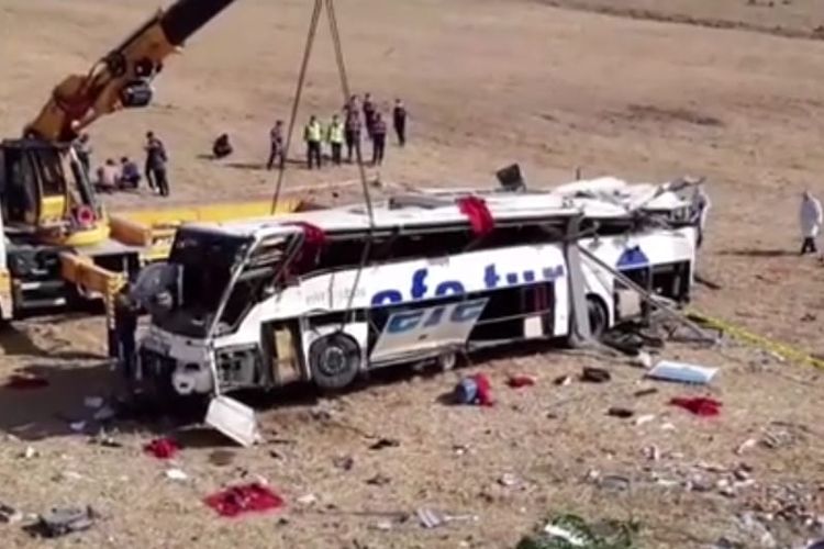 Kecelakaan bus di Turki pada Minggu (8/8/2021) sekitar pukul 4.40 pagi waktu setempat menewaskan 14 orang dan 18 orang terluka.  [SS/YOUTUBE/INDUSDOTNEWS]