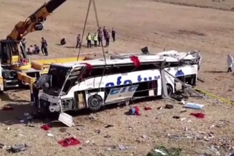 Kecelakaan bus di <a href='https://manado.tribunnews.com/tag/turki' title='Turki'>Turki</a> pada Minggu (8/8/2021) sekitar pukul 4.40 pagi waktu setempat menewaskan 14 orang dan 18 orang terluka.  [SS/YOUTUBE/INDUSDOTNEWS]