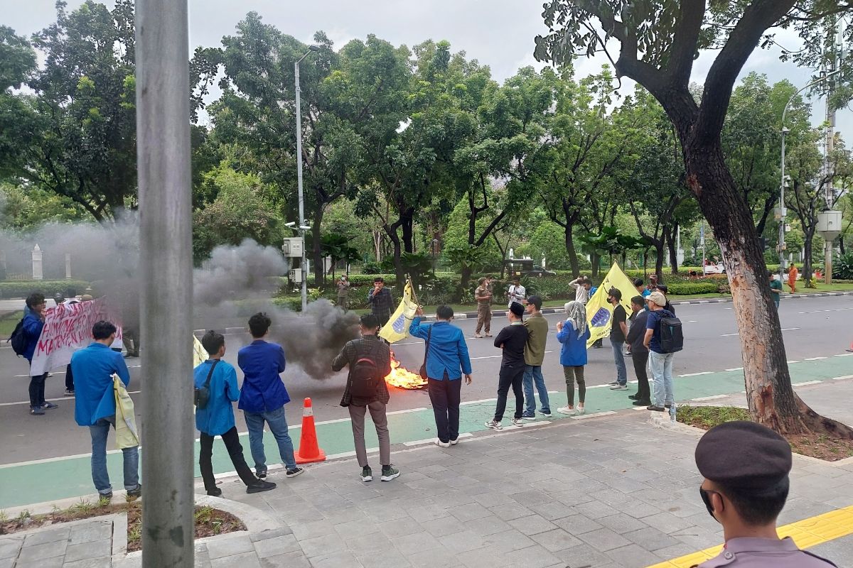 Persatuan Mahasiswa Islam Indonesia (PMII) DKI Jakarta saat menggelar unjuk rasa di Balai Kota DKI Jakarta, Jakarta Pusat, Senin (12/12/2022) sore.