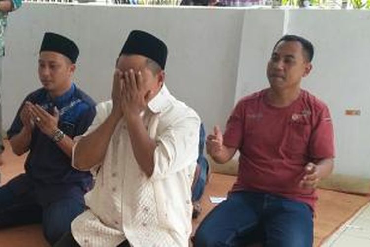 Calon Bupati Tunggal Kabupaten Tasikmalaya Uu Ruzhanul Ulum mengucap syukur atas kemenangan sesuai data internal saksi di rumahnya, Rabu (9/12/2015) sore.