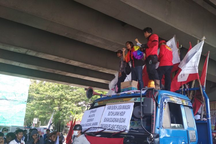 Aliansi Gerak Buruh saat melakukan aksi unjuk rasa untik memperingati hari buruh sedunia, Rabu (1/5/2019).