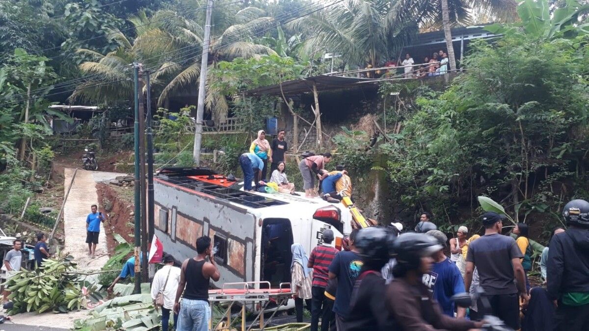 Update Bus Wisata Terguling di Bantul, Korban Luka 9 Orang