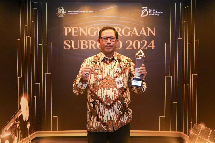 Pj Gubernur Jateng Nana Sudjana terlihat berfoto sambil memegang piala penghargaan Subroto Award 2024 di Hotel Kempinski Jakarta, Kamis, (10/10/2024). 