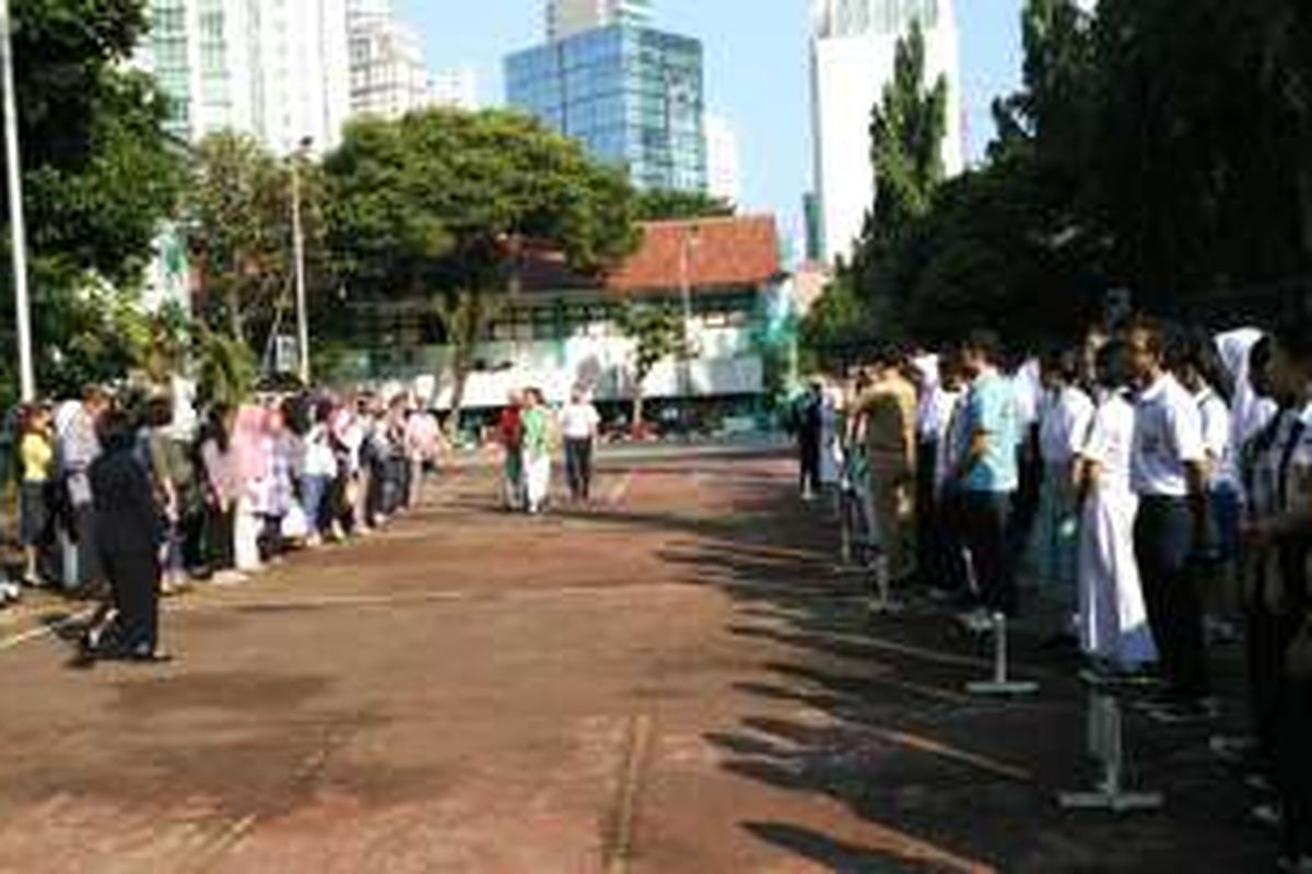 Orangtua siswa baru SMAN 3 Jakarta secara simbolis menyerahkan anak-anak mereka untuk dididik dan dibina kepada pihak sekolah dalam pembukaan masa orientasi peserta didik baru (MOPDB), Senin (18/7/2016).