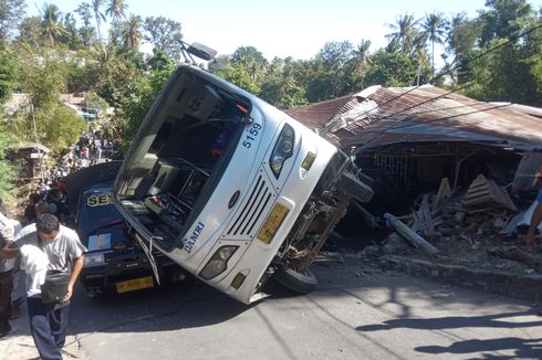 Bus Pengiring Jenazah Terbalik dan Timpa Rumah Warga di Kupang, Bermula Tak Kuat Menanjak