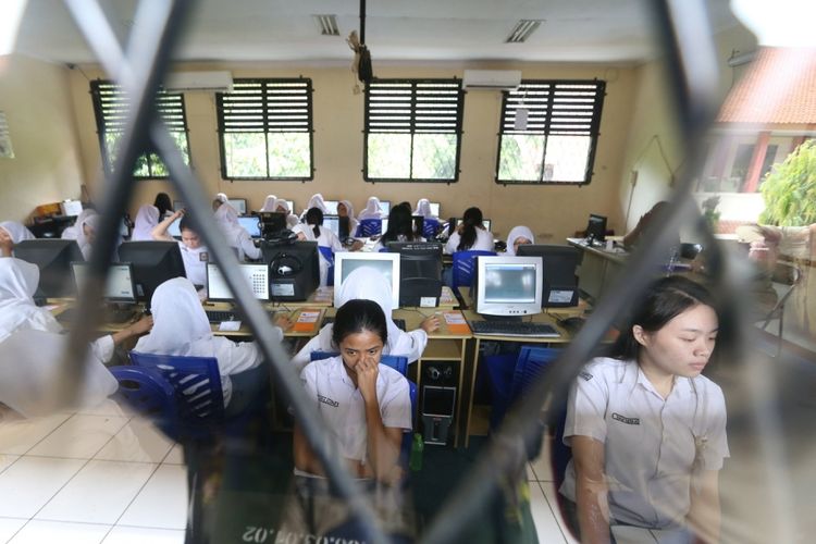 Sejumlah murid melaksanakan UNBK ( Ujian Nasional Berbasis Komputer ) di SMK Negeri 3 Kota Tangerang, Banten, Senin ( 3/4/2017). Ujian nasional berbasis online tingkat SMK ini akan berlangsung hingga Kamis 6 April mendatang.
