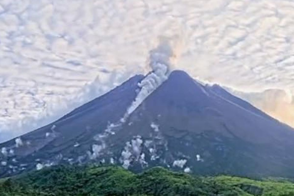 AWAN PANAS : Gunung Merapi meluncurkan awan panas sejauh 1000 meter ke arah Kali Putih pada Rabu (1/10/2025) pagi.