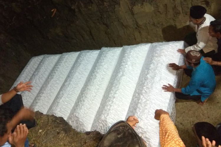 Ketujuh korban saat dimakamkan dalam satu liang lahat di Desa Sumberdadi, Kecamatan Mantup, Lamongan.
