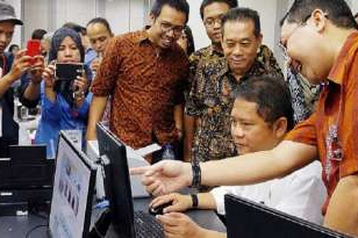 Chief Executive Officer Tanah Abang Market Burhanudin Hulaimi (kanan depan) memandu Menteri Komunikasi dan Informatika Rudiantara (berkemeja putih) saat mengakses situs belanja daring www.tanahabangmarket.co.id, Rabu (1/6), di Kantor Tanah Abang Market, Jakarta Pusat. Situs itu menampung sekitar 250 dari 30.000 pedagang konvensional di seluruh blok Pasar Tanah Abang. 