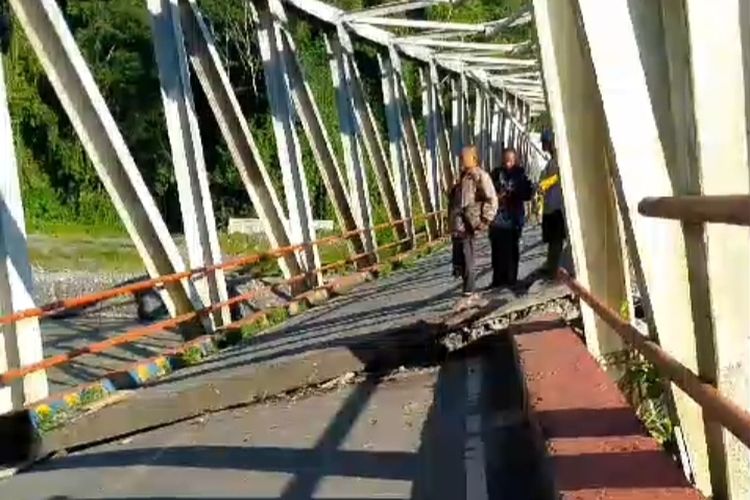 Kondisi jembatan Wariori di Manokwari Papua Barat Sabtu (22/6)