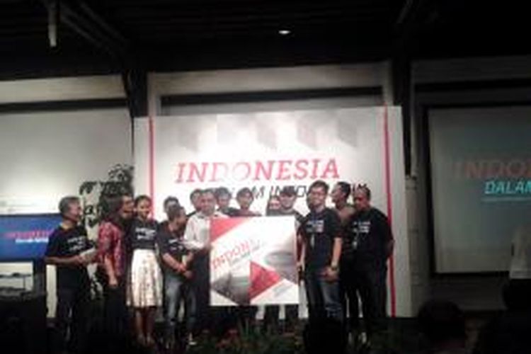Pemred Harian Kompas Richard Bagun foto bersama 17 desainer infografik Kompas di Balai Bentara Budaya, Palmerah Selatan, Jakarta, Selasa (19/8/2014).