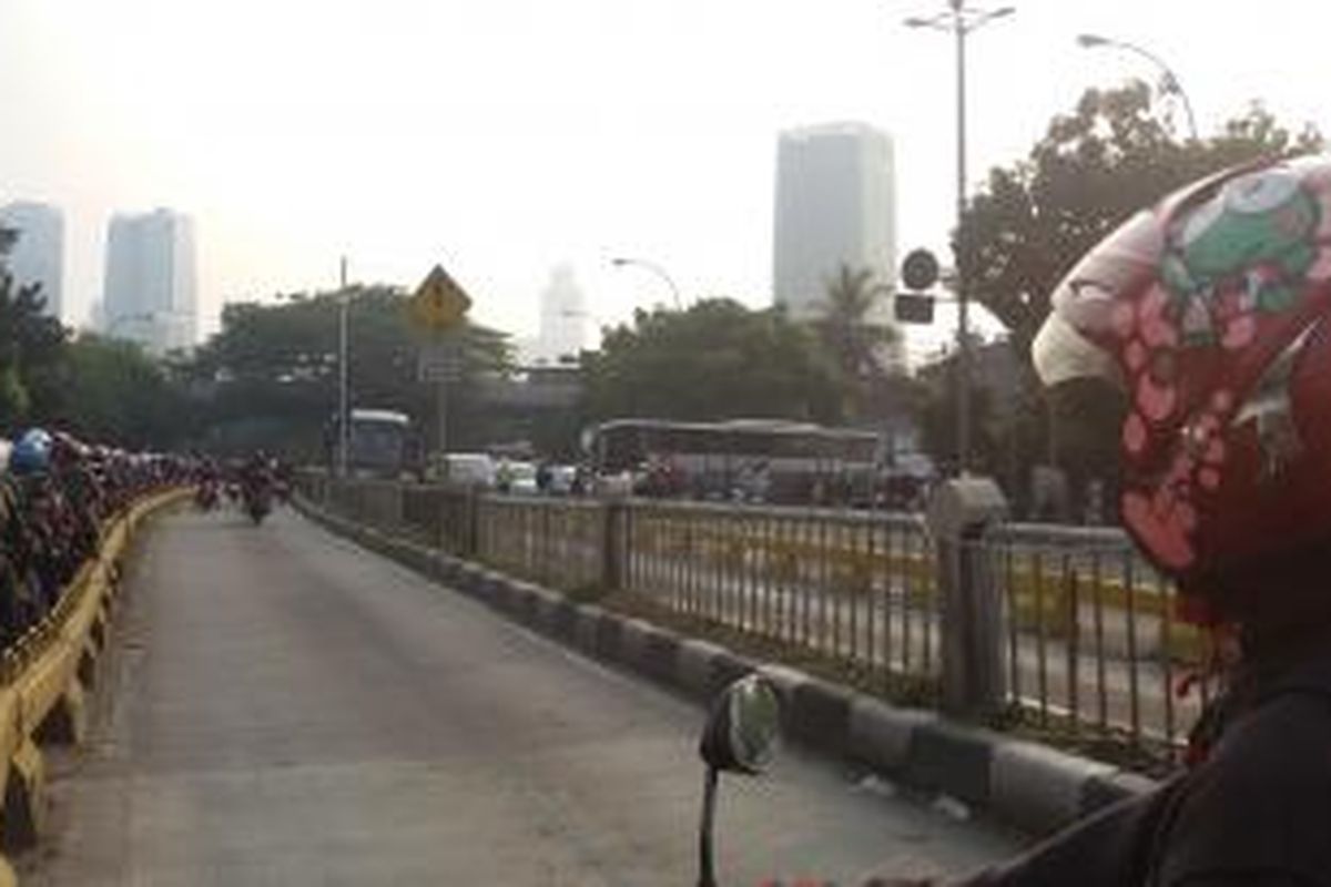 Bus transjakarta menabrak tiga mobil dan delapan motor di Mampang, Senin (22/6/2015).