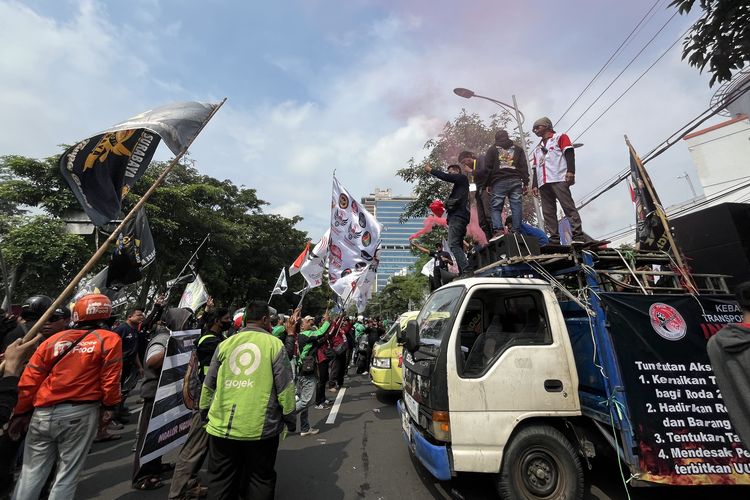 Situasi di depan Kantor Diskominfo Jatim, Surabaya yang dipenuhi demonstran ojol pada Selasa (20/5/2025).