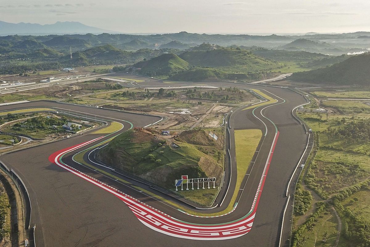 Foto udara tikungan ke 10 Pertamina Mandalika International Street Circuit jelang tes pramusim MotoGP di KEK Mandalika, Kuta, Kecamatan Pujut, Praya, Lombok Tengah, NTB, Rabu (9/2/2022). MotoGP Official Test atau tes pramusim untuk seri balap MotoGP 2022 akan berlangsung di Sirkuit Mandalika pada 11-13 Februari mendatang dan diikuti 24 pebalap dari 12 tim MotoGP yang dipastikan siap tampil di Sirkuit Mandalika. ANTARA FOTO/Ahmad Subaidi/tom.