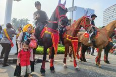 Antusias, Balita Rebutan Foto Bareng Kuda Polisi di CFD Bundaran HI