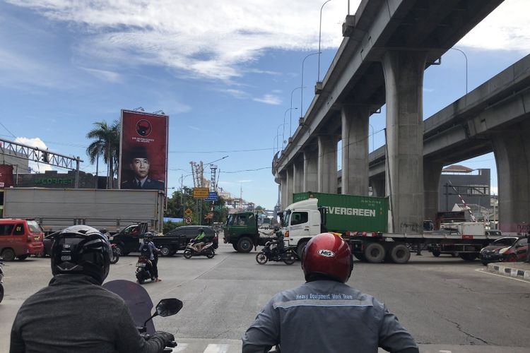 Pintu keluar Jakarta International Container Terminal (JICT) di Pelabuhan Tanjung Priok, Jakarta Utara pada Selasa (15/6/2021) pagi.