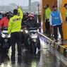 Banjir Lumpuhkan Jalan Arteri, Ratusan Pemotor Dikawal Masuk Tol
