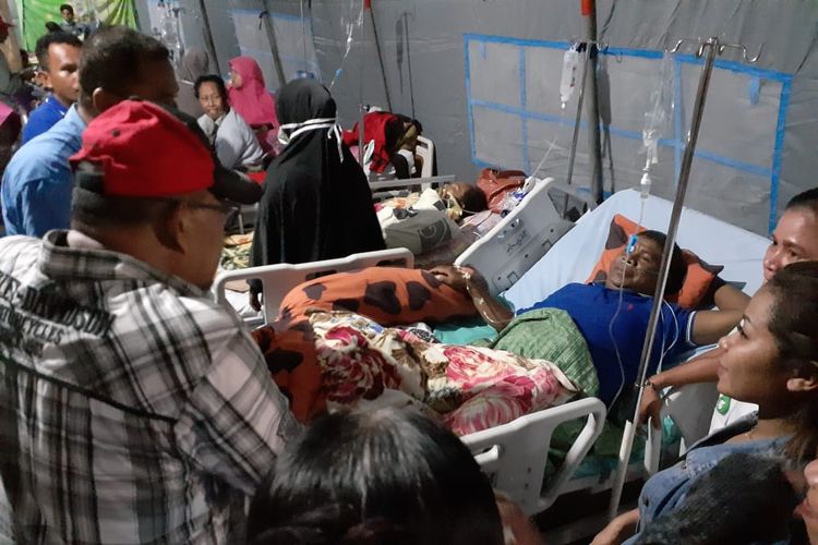 Gubernur Maluku Murad Ismail saat meninjau para pengungsi korban gempa di halaman RSUD dr Haulussy Ambon, Kamis (26/9/2019) malam.