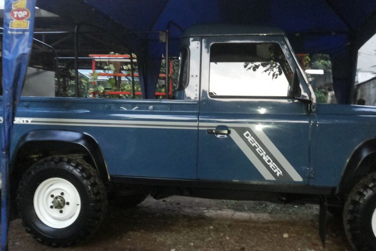 Inilah penampakan mobil Land Rover Defender 110 County yang sempat dinaiki Presiden Joko Widodo. Kendaraan ini merupakan mobil produksi lama yang kemudian diperbaiki hingga akhirnya dapat digunakan saat peresmian Tol Becakayu.