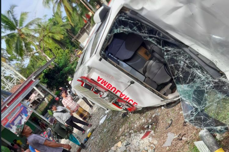 Kecelakaan tunggal satu unit mobil ambulans berlangsung di Jalan Lintas Sumatera (Jalinsum) Desa Lubuk Kemang, Kecamatan Rawas Ulu, Kabupaten Muratara, Sumatera Selatan, pada Minggu (7/5/2023).