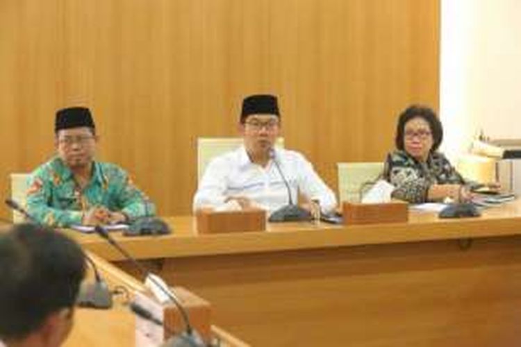 Wali Kota Bandung Ridwan Kamil saat menggelar rapat bersama Forum Kerukunan Umat Beragama di Pendopo Kota Bandung, Kamis (9/6/2016)