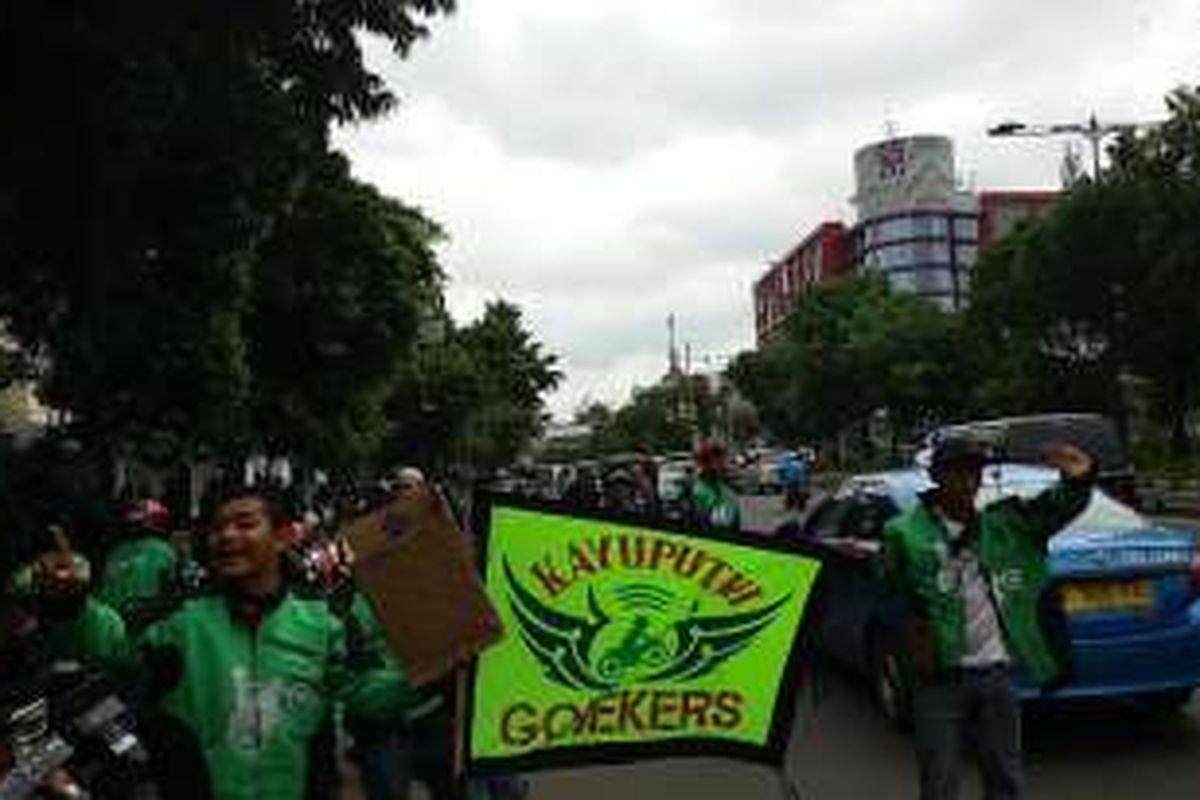 Sejumlah pengendara Go-jek menggalang dana bagi salah satu korban tewas tabrakan fortuner, yakni Zulkahfi Rahman (29) di depan Rumah Sakit Cipto Mangunkusumo, Jakarta pada Senin (8/2/2016).