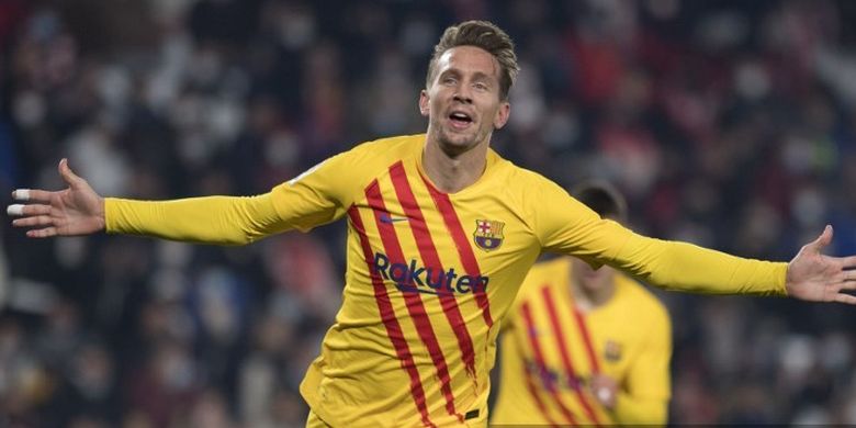 Penyerang Barcelona asal Belanda, Luuk de Jong, melakukan selebrasi usai menjebol gawang Granada dalam partai Liga Spanyol 2021-2022 di Stadion Nuevo Los Carmenes, 8 Januari 2022.