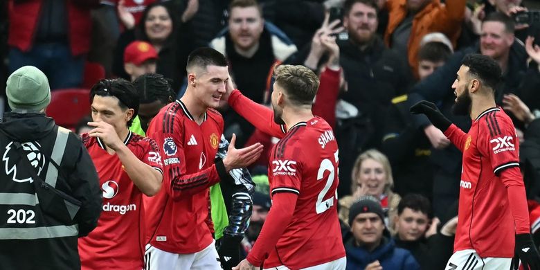 Benjamin Sesko (kedua dari kiri) mencetak gol ketiga timnya di menit akhir dalam pertandingan sepak bola Liga Inggris antara Manchester United vs Fulham di Old Trafford di Manchester, barat laut Inggris, pada 1 Februari 2026. (Foto oleh Paul ELLIS / AFP) 