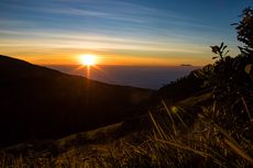 Indahnya Matahari Terbit dari Bukit Mongkrang Karanganyar