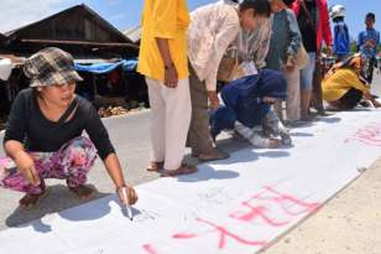 Ratusan Masyarakat Buton menandatangani petisi penolakan calon tunggal dalam Pilkada 2017