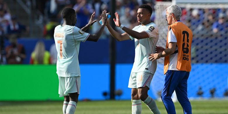 Kylian Mbappe dari timnas Perancis bertepuk tangan dengan Ousmane Dembele saat ia diganti pada laga perempat final Piala Dunia FIFA 2026 antara Perancis dan Maroko di Stadion Boston pada 9 Juli 2026 di Foxborough, Massachusetts.
