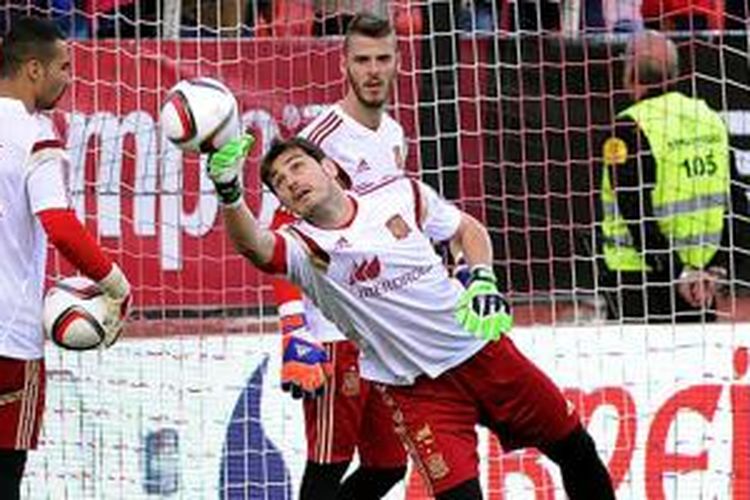 Iker Casillas (depan) tengah berlatih bersama Sergio Asenjo (kiri) dan David De Gea (belakang). 