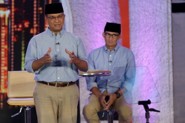 Kandidat calon gubernur dan wakil gubernur DKI Jakarta nomor urut 3, Anies Baswedan dan Sandiaga Uno saat Debat Publik Pilkada DKI Jakarta Putaran Kedua yang diselenggarakan Komisi Pemilihan Umum Daerah DKI Jakarta di Hotel Bidakara, Jakarta, Rabu (12/4/2017). Pemungutan suara Pilkada DKI Jakarta putaran kedua akan dilaksanakan 19 April 2017 mendatang.