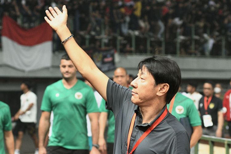 Pelatih timnas U19 Indonesia, Shin Tae-Yong, menyapa suporter usai pertandingan melawan Myanmar dalam laga Grup A Piala AFF U19 2022 di Stadion Patriot Candrabhaga, Bekasi, Jawa Barat, Minggu (10/7/2022). Indonesia menang 5-1 atas Myanmar dan gagal melaju ke semifinal piala AFF U19. ANTARA FOTO/ Fakhri Hermansyah/hp.