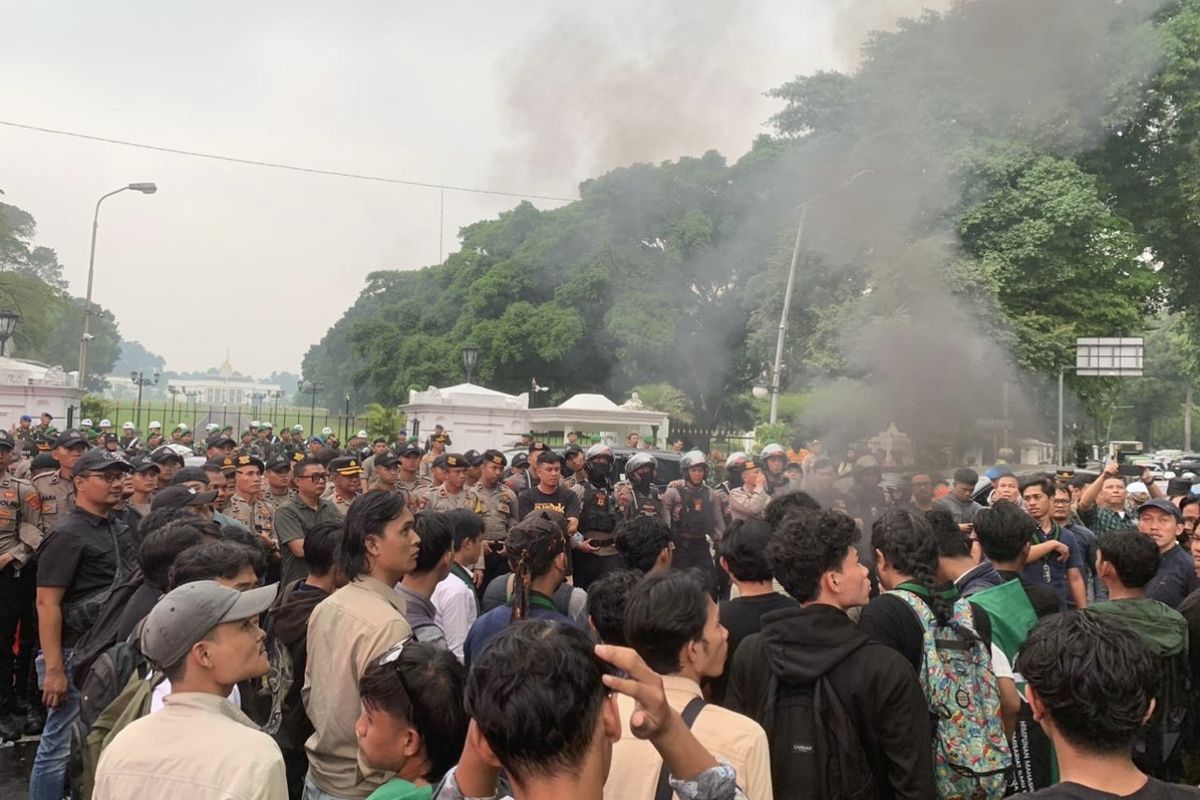 Mahasiswa yang tergabung dalam Himpunan Mahasiswa Islam (HMI) cabang Kota Bogor melakukan aksi unjuk rasa di depan Pintu 1 Istana Bogor, pada Selasa (14/5/2024).
